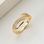 Eleganter goldfarbener Crossover-Ring mit Steinen