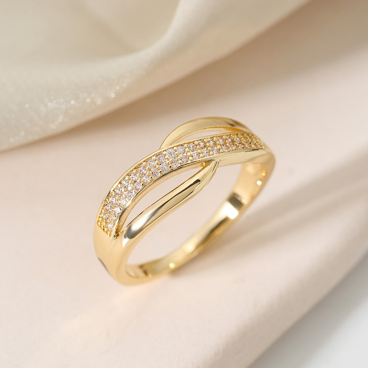Eleganter goldfarbener Crossover-Ring mit Steinen