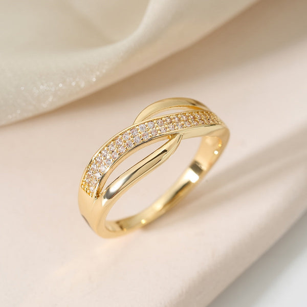 Eleganter goldfarbener Crossover-Ring mit Steinen