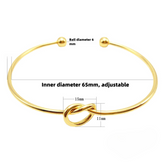 Goldenes Armband mit Knotendetail