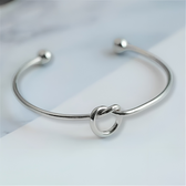 Goldenes Armband mit Knotendetail