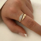 Eleganter Ring mit Funkelsteinen
