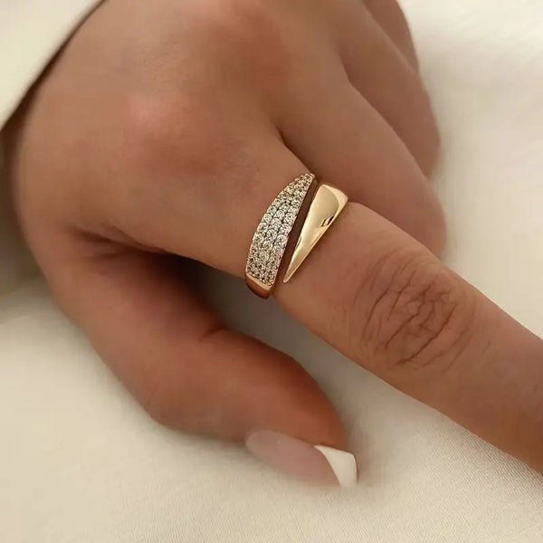 Eleganter Ring mit Funkelsteinen