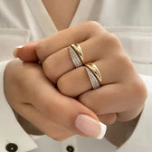 Eleganter Ring mit Funkelsteinen