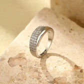 Eleganter Ring mit Funkelsteinen
