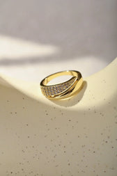 Eleganter Ring mit Funkelsteinen