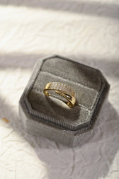 Eleganter Ring mit Funkelsteinen