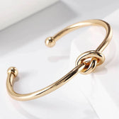 Goldenes Armband mit Knotendetail
