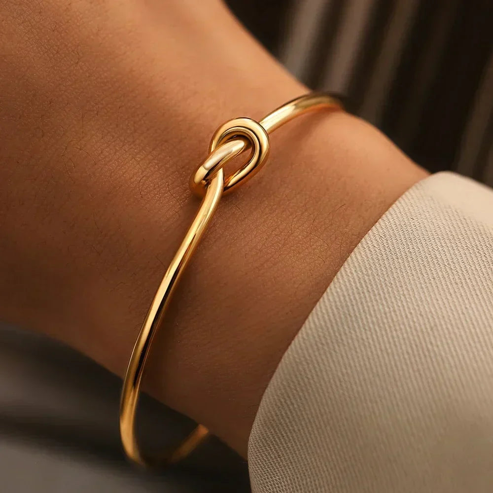 Goldenes Armband mit Knotendetail