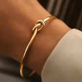Goldenes Armband mit Knotendetail