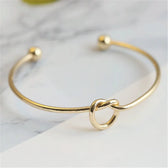 Goldenes Armband mit Knotendetail