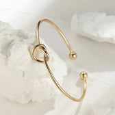Goldenes Armband mit Knotendetail