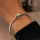 Goldenes Armband mit Knotendetail