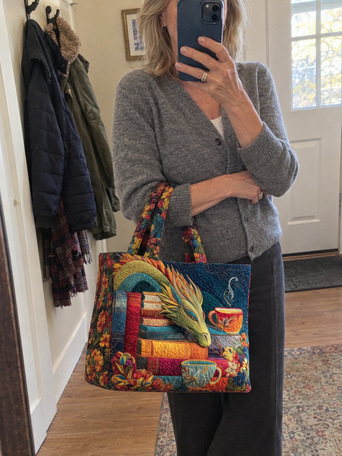 Die Drachen-Tasche am Arm im Spiegel im Gang