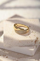 Eleganter Ring mit Funkelsteinen