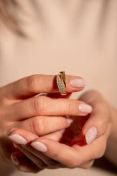 Eleganter Ring mit Funkelsteinen